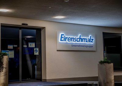 Schild mit beleuchteten Buchstaben