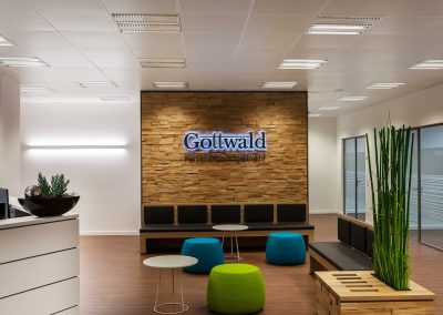 Firmenlogo an Holzwand