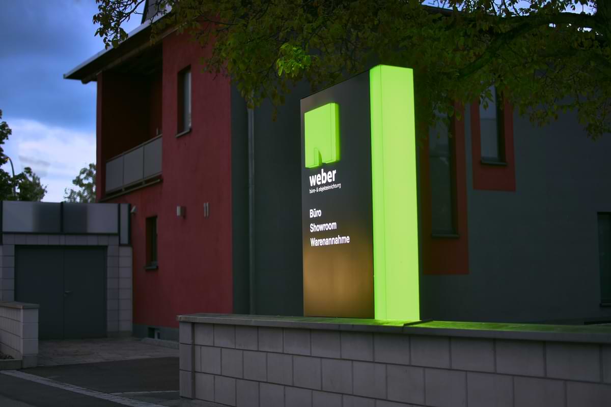 0046-beleuchtete-Werbeanlage