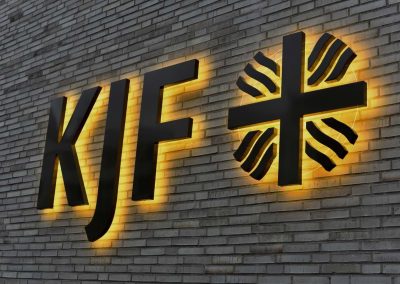 beleuchtets Logo auf Klinkerfassade