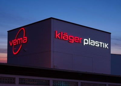 Halle mit LED-Leuchtbuchstaben